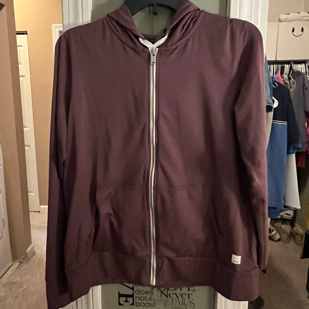 Vuori Performance Hoodie in Elderberry Heather